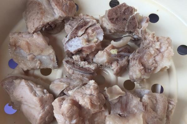 电饭煲煲排骨饭的做法图解1