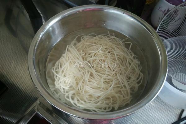 培根杂蔬炒面的做法图解3