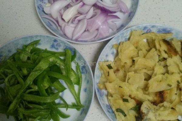 洋葱青椒炒饼的做法图解2