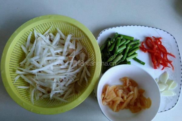 杏鲍菇炒鸡丝的做法图解1