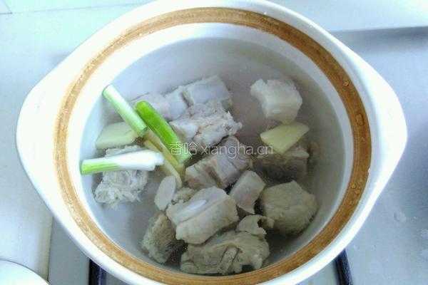 莴苣炖咸排骨的做法图解2