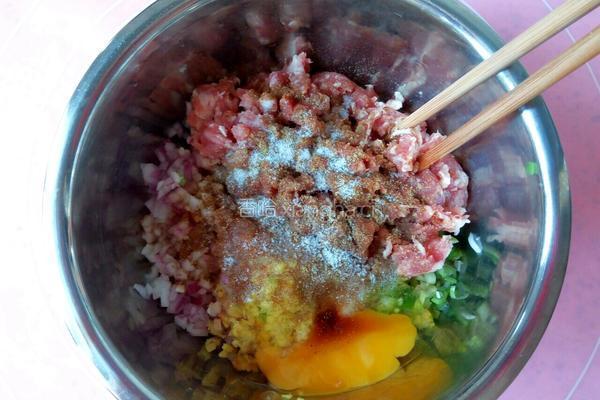 猪肉圆葱馅饼的做法图解3