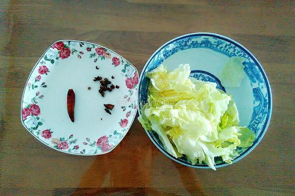 炝炒包菜的做法图解1
