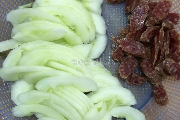 腊肠炒青花的做法图解2