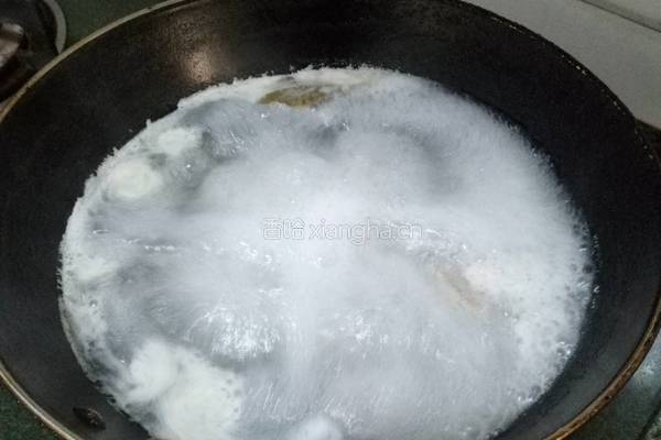 番茄玉米排骨汤的做法图解3