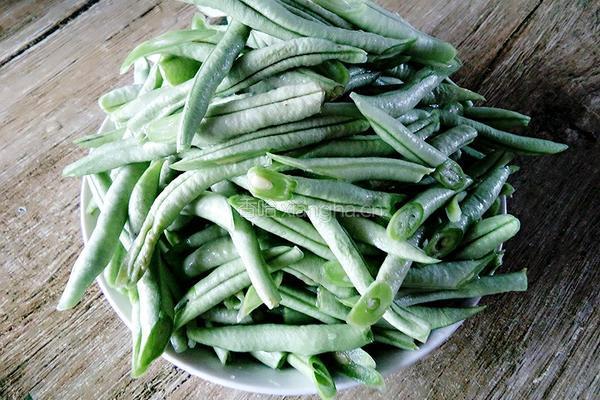 五花肉炖芸豆的做法图解3