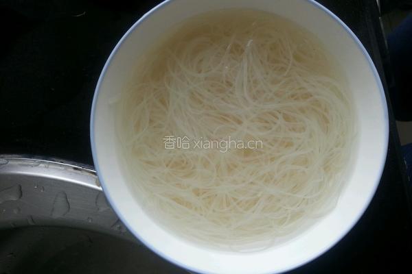 蒜蓉粉丝蒸大虾的做法图解2