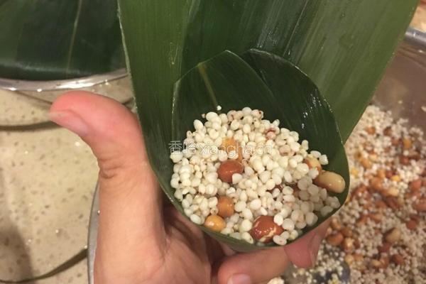 秫米(粘高粱)花豆粽子的做法图解7