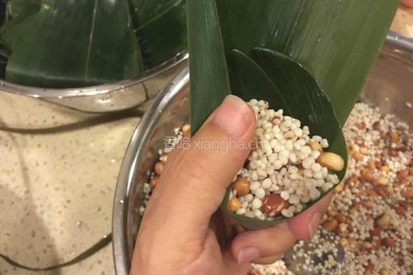 秫米(粘高粱)花豆粽子的做法图解8
