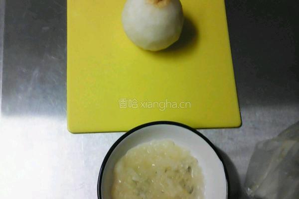 冰糖银耳炖梨蛊的做法图解1