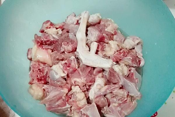 老鸭淮山枸杞汤的做法图解2
