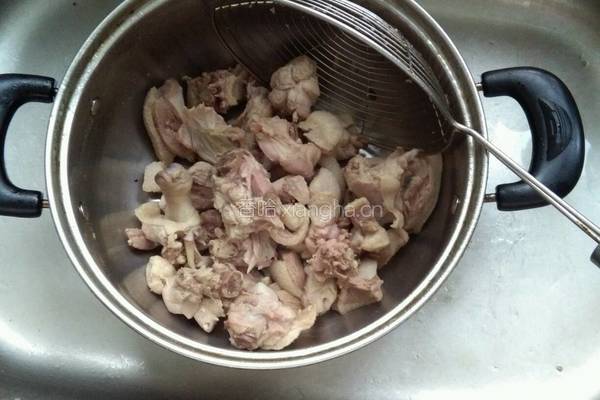 土豆香菇焖鸭的做法图解1
