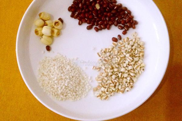 薏米红豆莲子粥的做法图解1