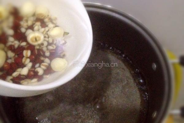 薏米红豆莲子粥的做法图解3
