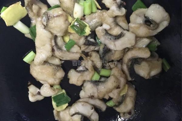 爆炒黑鱼片的做法图解11