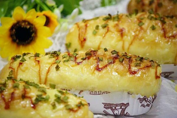 葱香火腿芝士面包的做法图解1