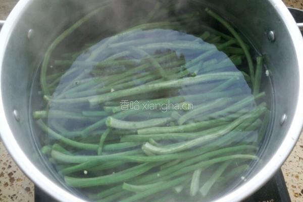 龙豆猪肉饺子的做法图解1