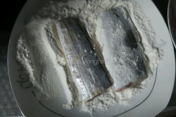 炸带鱼的做法图解3