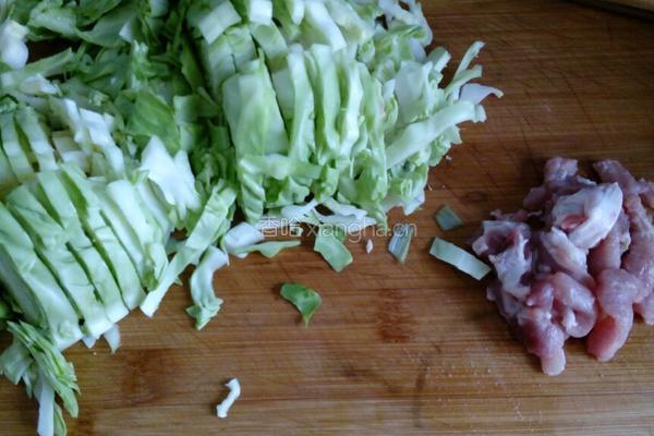包菜肉丝焖饼的做法图解1