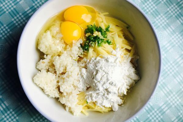 土豆米饭饼的做法图解1
