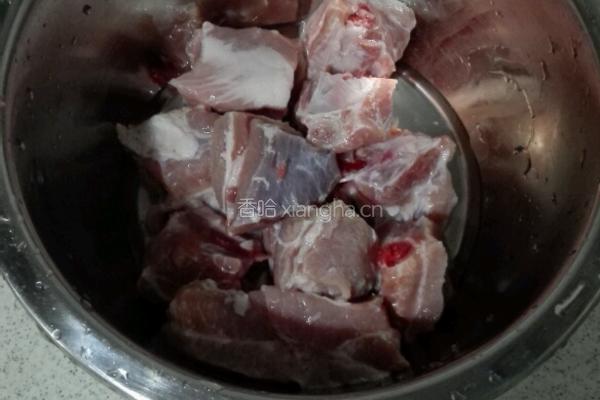 玉米排骨汤的做法图解1