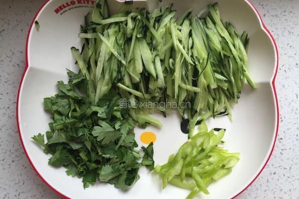 葱香鸡丝凉面的做法图解3