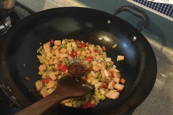 藿香泡菜鯽魚的做法图解2