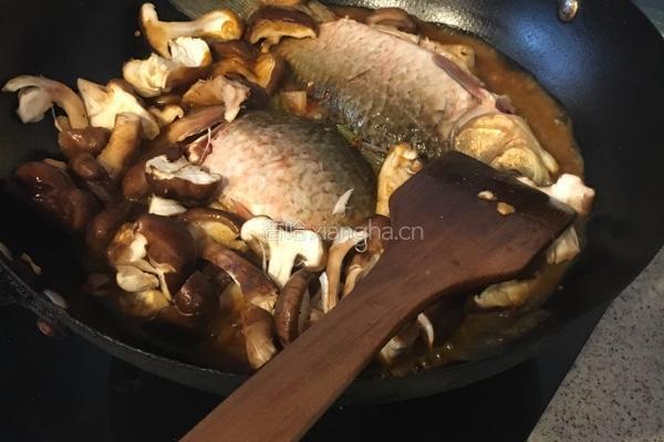 藿香泡菜鯽魚的做法图解4