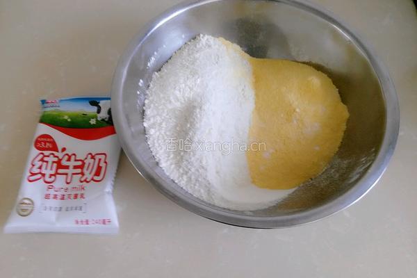 奶香玉米面发糕的做法图解2