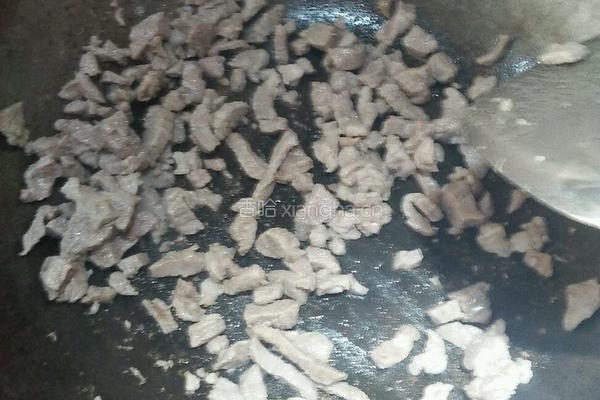 豌豆炒肉丁的做法图解2