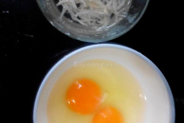 银鱼炒鸡蛋的做法图解1