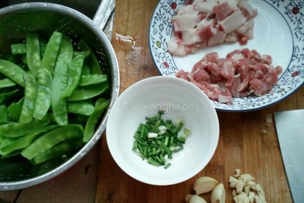 荷兰豆炒肉的做法图解1