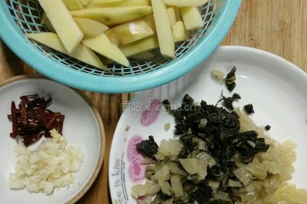 酸菜土豆条的做法图解2