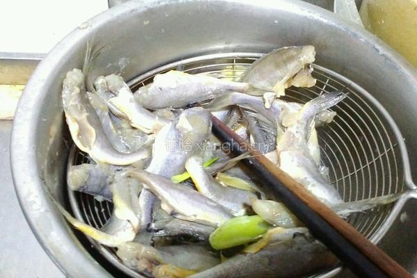 炸小黄鱼的做法图解1