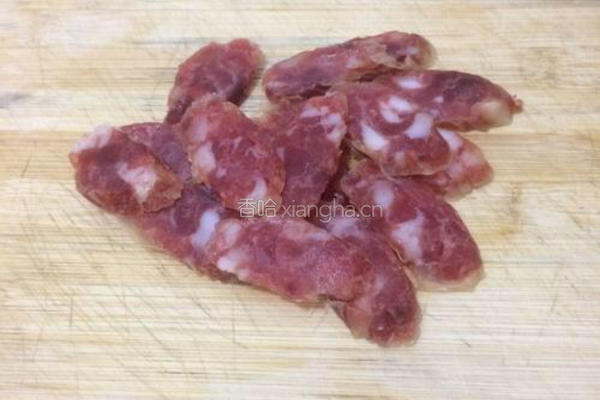 青椒洋葱炒腊肠的做法图解1