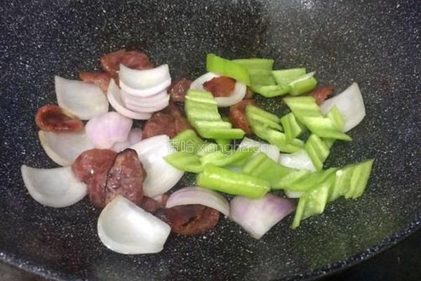 青椒洋葱炒腊肠的做法图解5
