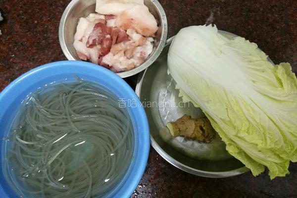 白菜粉丝猪肉包子的做法图解1