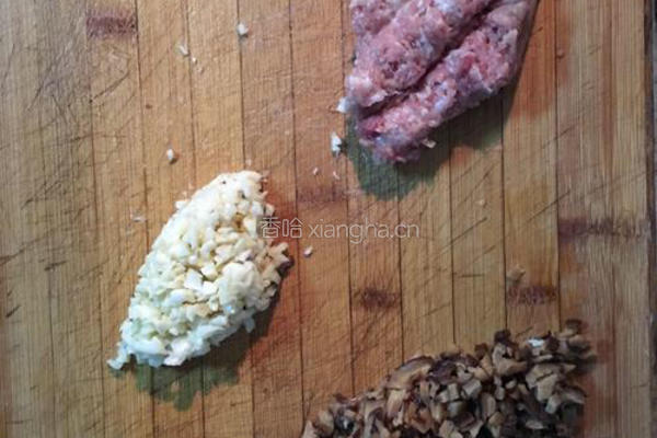 自制香菇猪肉鸡蛋肠粉的做法图解1