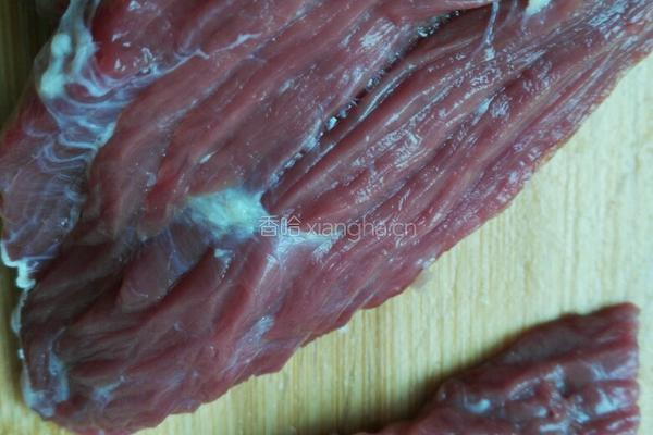 尖椒炒牛肉的做法图解1