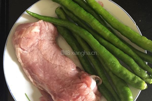 辣椒炒肉的做法图解1