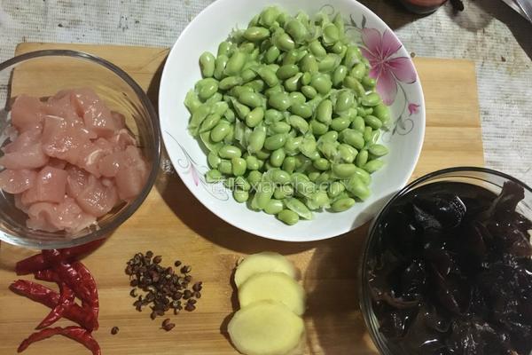 木耳毛豆炒鸡肉的做法图解1