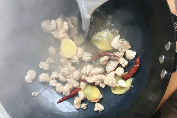 木耳毛豆炒鸡肉的做法图解2