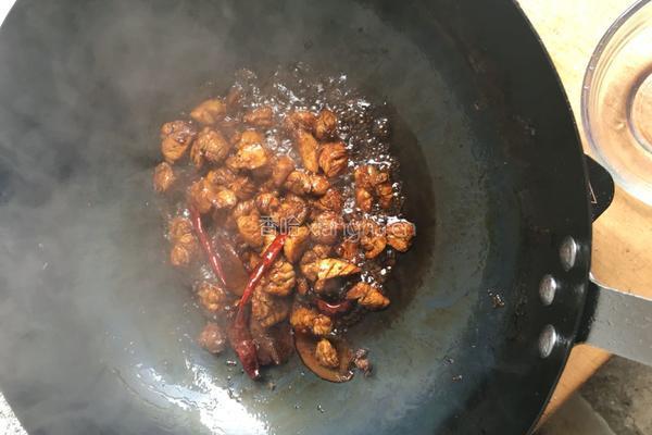木耳毛豆炒鸡肉的做法图解3