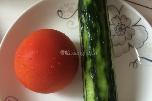 凉拌西红柿黄瓜的做法图解2