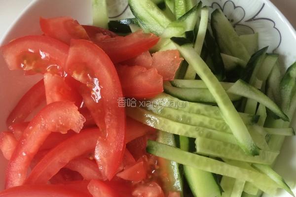 凉拌西红柿黄瓜的做法图解3