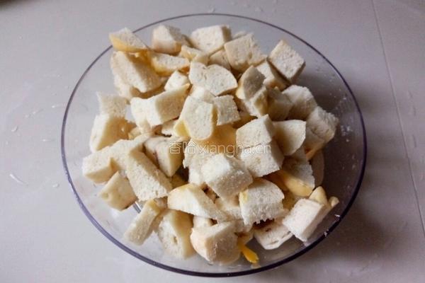 番茄酱炒馒头丁的做法图解1