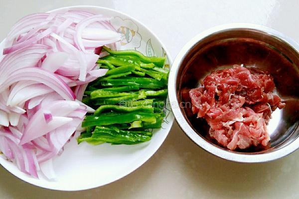 洋葱炒肉的做法图解1
