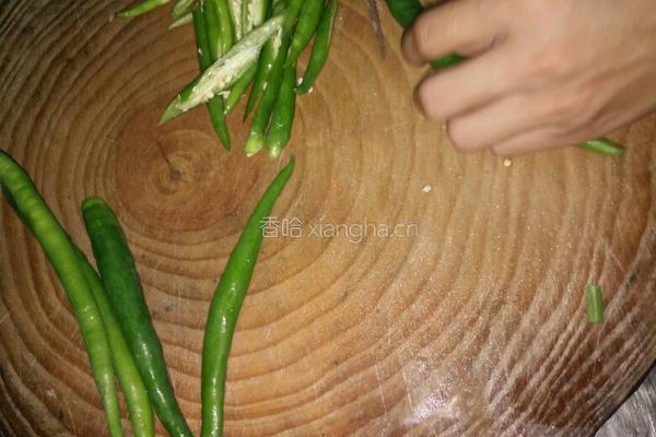 青椒炒肉的做法图解1