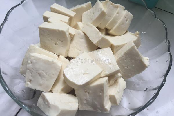咸蛋火腿烧豆腐的做法图解1