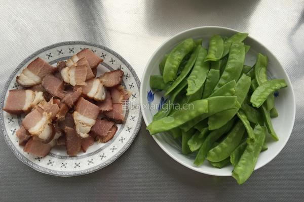 荷兰豆炒腊肉的做法图解1